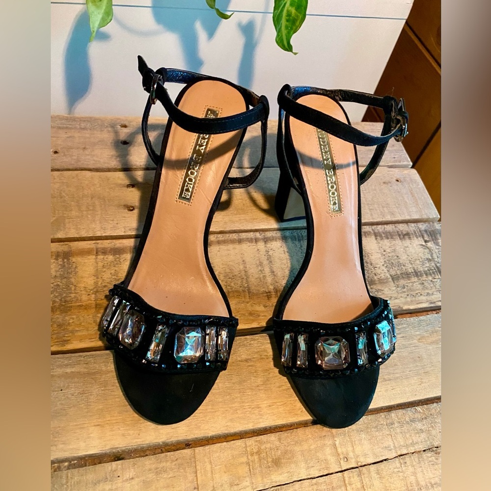 🔥Audrey Brooke Bejeweled “Janice” Heeled Sandals🔥
